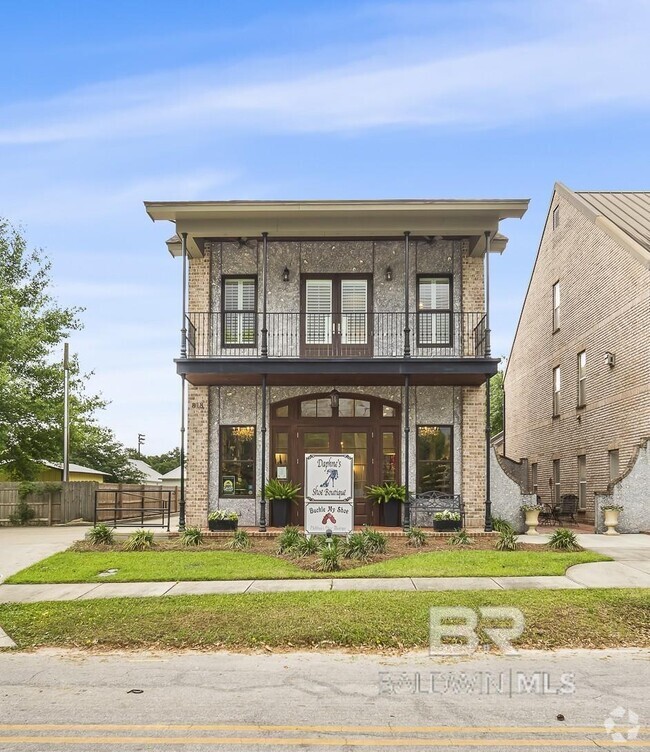 Building Photo - 818 Manci Ave
