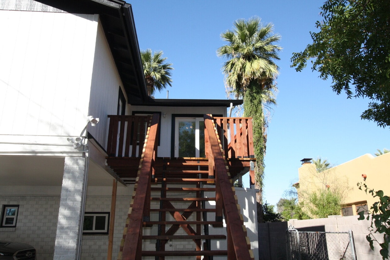 Building Photo - Rare Find in the Coveted Cheery Lynn Histo...