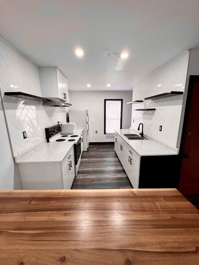 Building Photo - 1661 Howard Ave