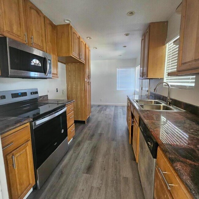 Building Photo - 2093 Ramona Dr