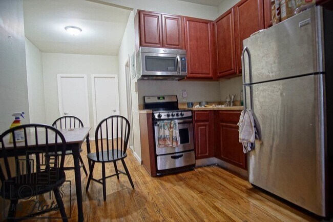 Building Photo - 851 Lincoln Pl