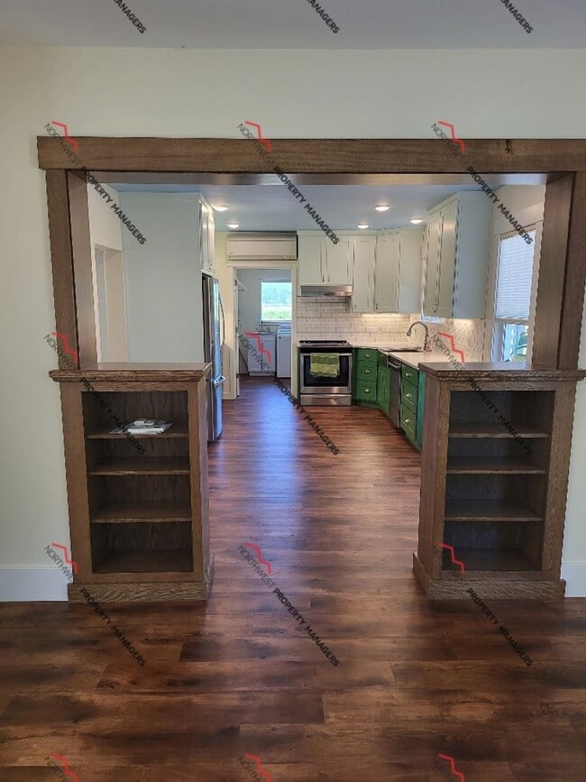 Building Photo - STATUS *PENDING APPLICATION* | R207 | $2095  *** MOVE IN SPECIAL ****