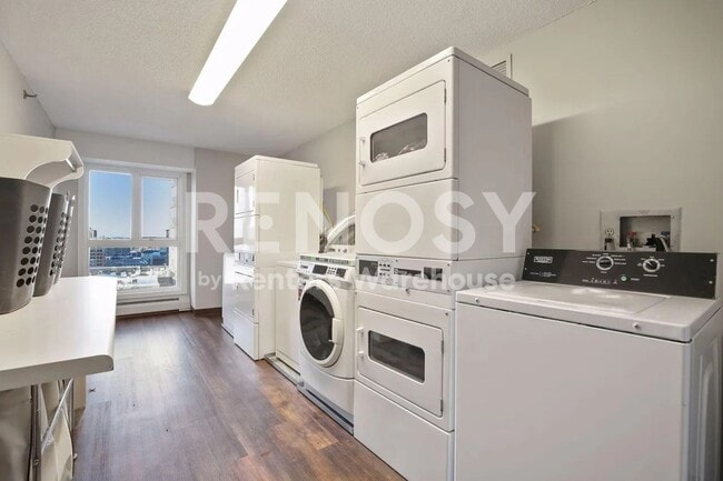Building Photo - Available July 15th 2 Bedroom 2 Bath Condo in Minneapolis
