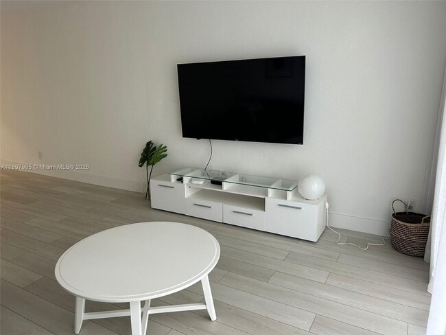 Foto del edificio - 19390 Collins Ave
