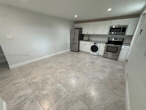 Building Photo - 1279 NE 40th Pl