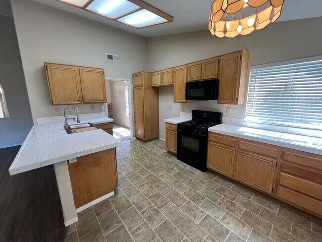 Foto del edificio - 24431 Ridgewood Rd