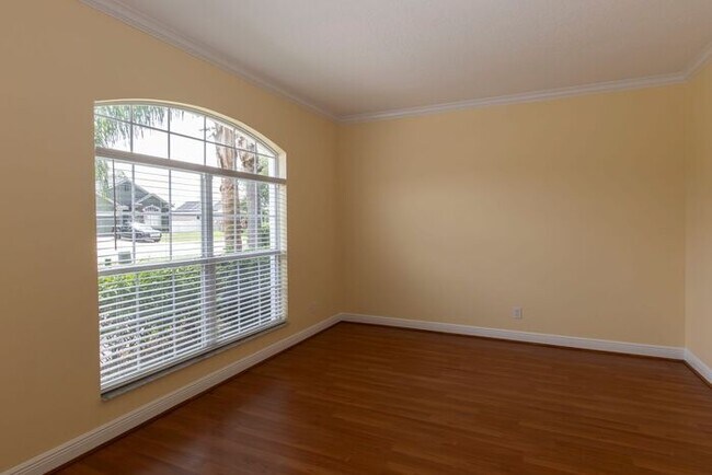 Foto del edificio - BEAUTIFUL 5 Bedroom/4 Bath Home Located in...