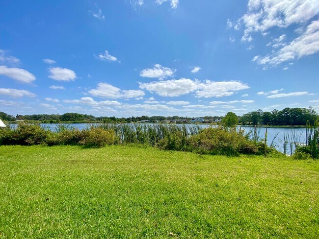 Building Photo - 3 Bedroom Lakefront Home in Apopka!