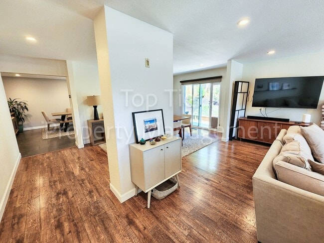 Foto del edificio - Beautiful 3 bed / 2 bath / 1,810 sqft Duet...