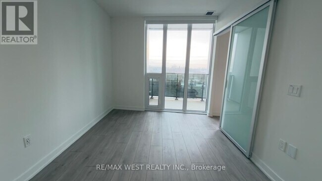 Photo du bâtiment - 1 Fairview Rd E