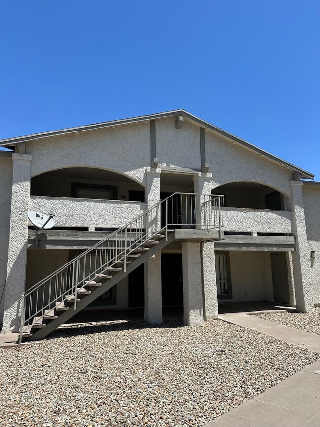 Building Photo - 465 W Ivyglen St