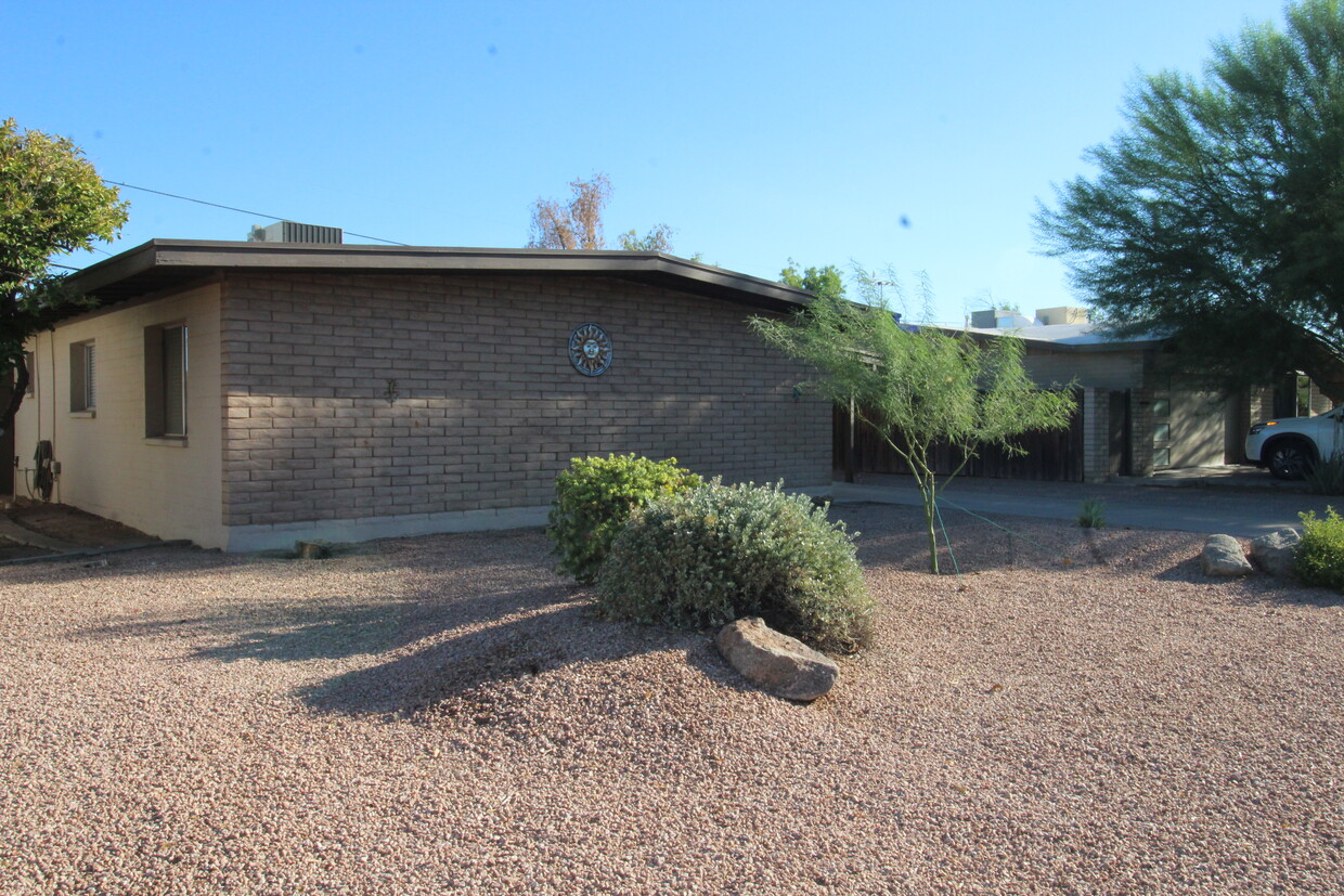 Primary Photo - 1110 E Broadmor Dr