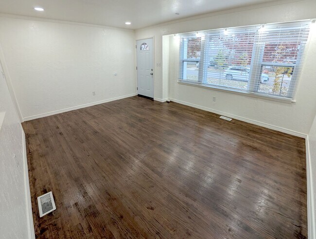 Building Photo - 3 Bed, 2 Bath Remodeled Home