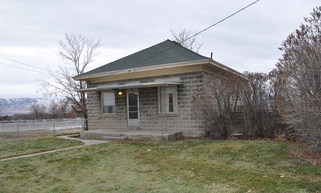 Building Photo - Cute 2 bedroom 1 bath in Lehi!