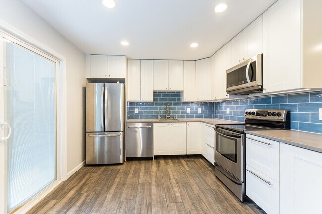 Foto del edificio - Discover this well-appointed 2-bedroom, 2-bath condo in Lake Forest