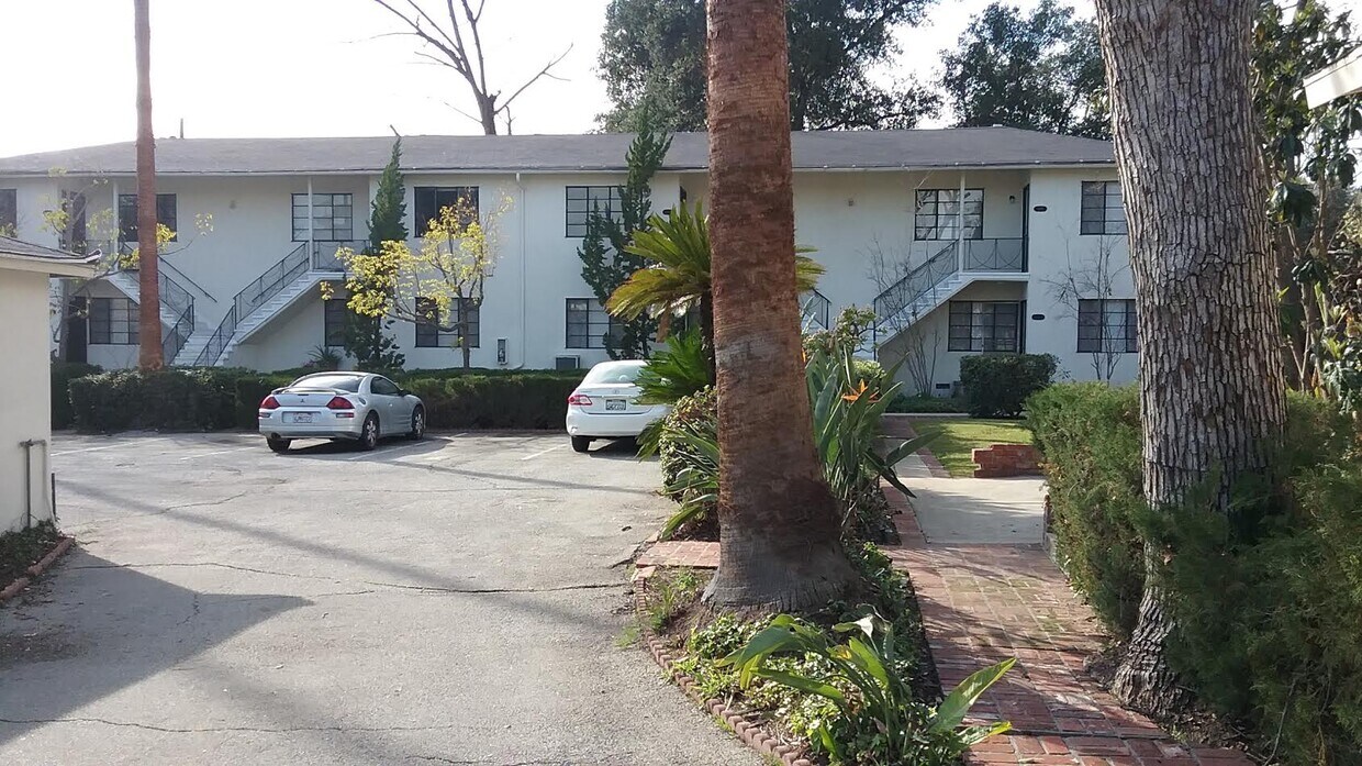 Primary Photo - 1107 N Los Robles Ave