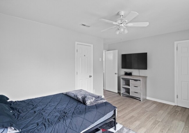 Building Photo - **Rent to own 3 bd 1.5 bath recently updated