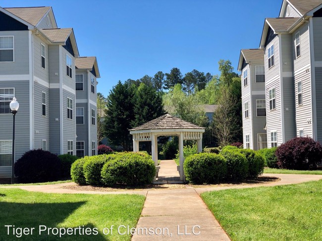 Building Photo - 144 University Village Dr