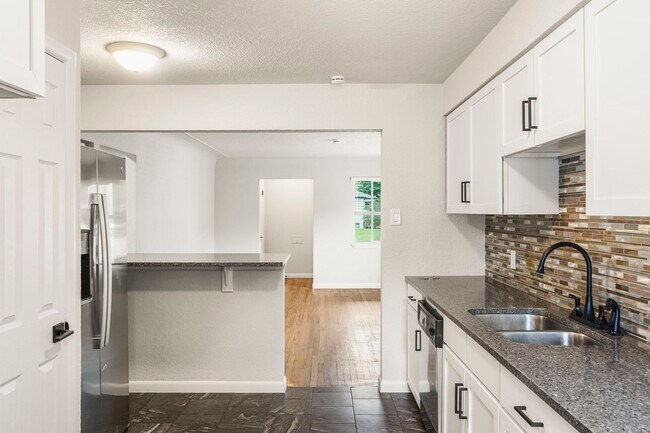Building Photo - Recently Updated 4-Bedroom Near DU – Utilities Included + Garage Available