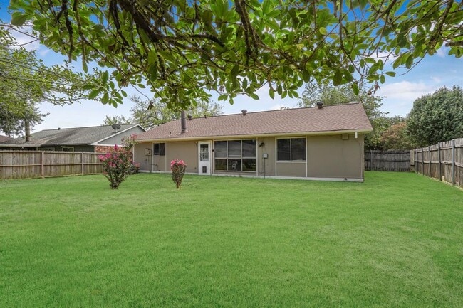 Foto del edificio - 7414 Broken Arrow St
