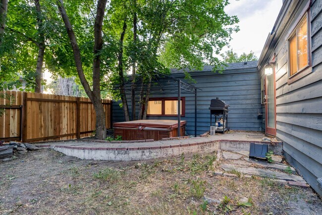 Foto del edificio - Hot Tub, Heated 3-Car Garage, Pet-Friendly, Enclosed Yard With Privacy Fence