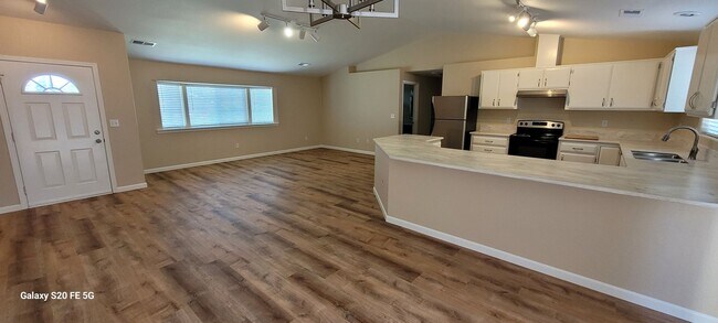 Foto del edificio - Beautiful Spacious Home for Rent