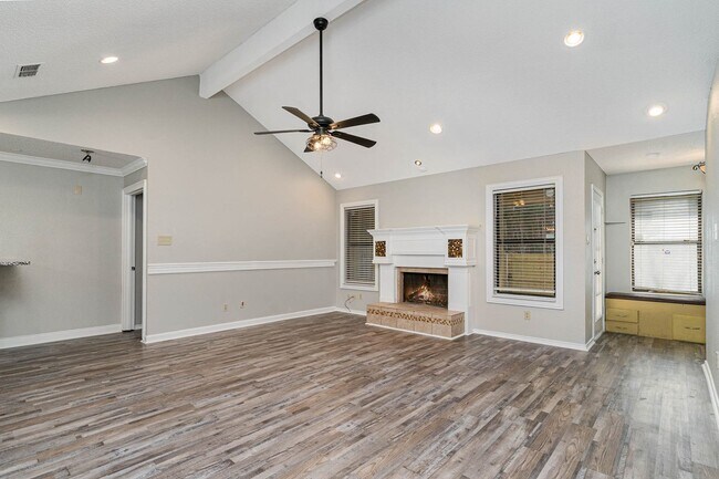 Foto del edificio - Charming 3BD Home with Spacious Living Are...