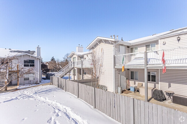 Building Photo - Huntington Court Coachhomes