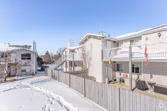 Building Photo - Huntington Court Coachhomes