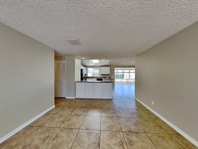 Building Photo - 10108 W Glenrosa Ave