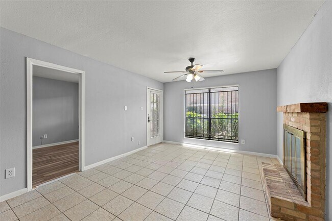 Foto del edificio - 2100 Wilcrest Dr