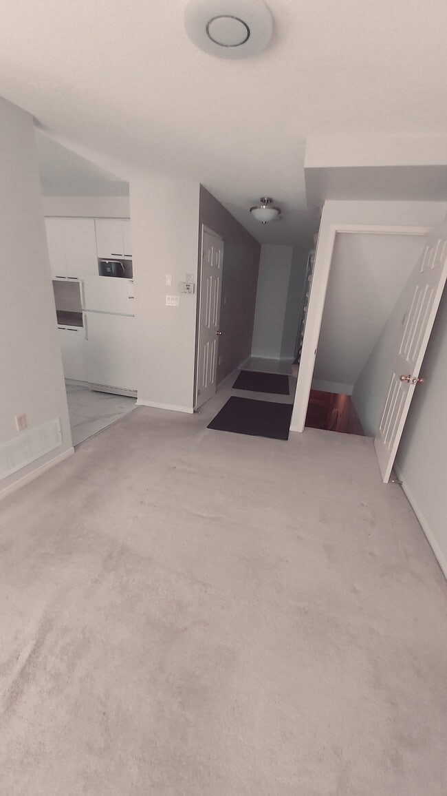 Building Photo - 1995 Pine Grove Av