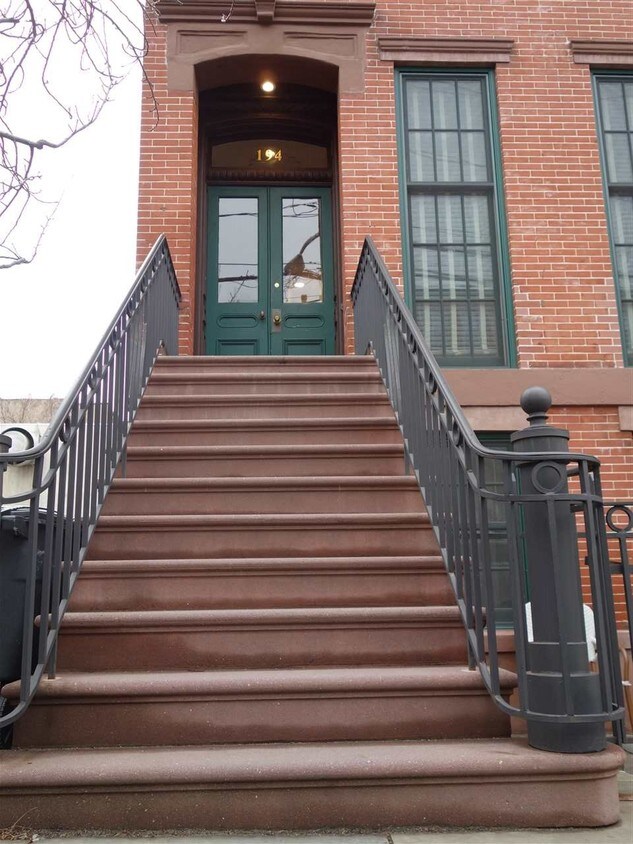 Primary Photo - 194 Washington St