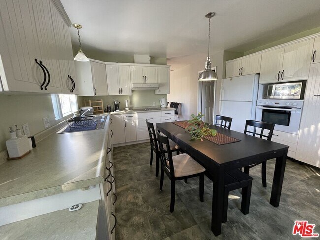 Foto del edificio - 7802 Airport Blvd