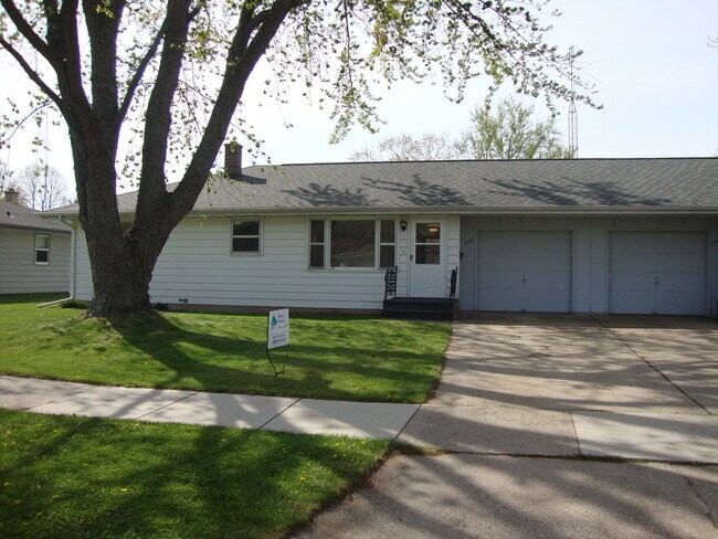 Building Photo - 2906 Hyacinth Ave
