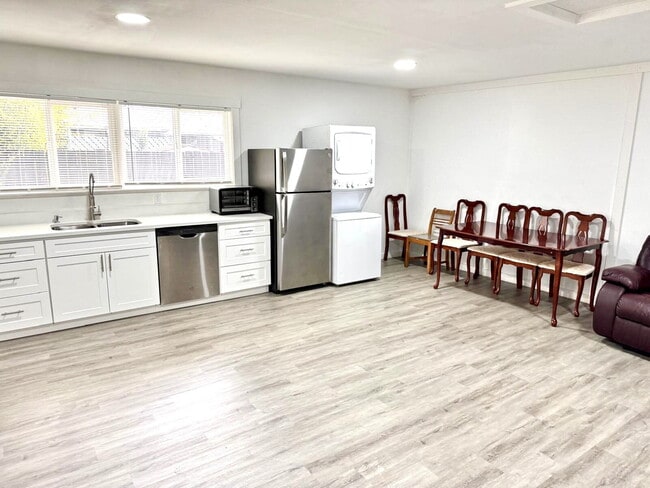 Foto del edificio - Private Detached 1-Bedroom Home – Modern Updates in Prime University Place Location