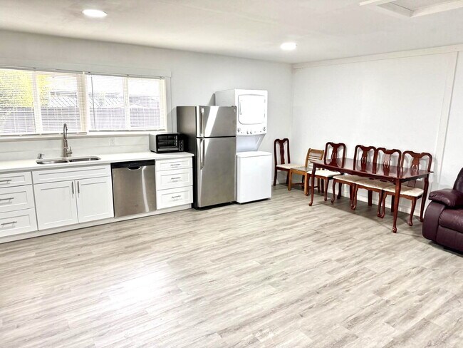 Building Photo - Private Detached 1-Bedroom Home – Modern Updates in Prime University Place Location