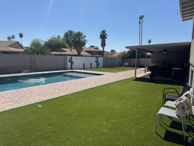Foto del edificio - Large 6 Bed/3 Bath house close to ASU with awesome backyard