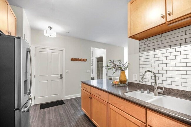 Building Photo - 1905 N Water St