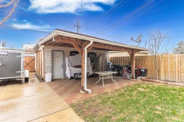 Private garage - 6422 S Maplewood Ave