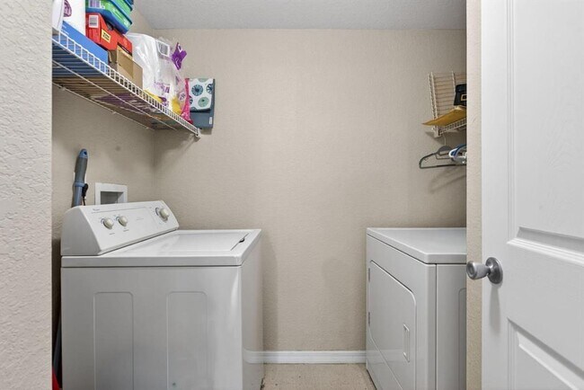 Foto del edificio - 6890 W Sample Rd