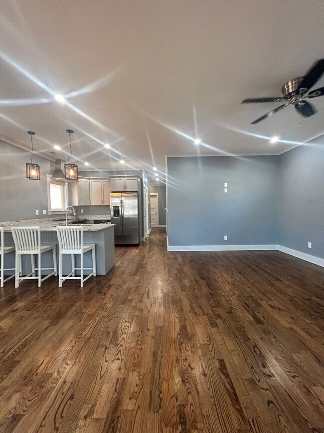 Building Photo - Practically New! 2 Bed | 2 Bath | Plenty o...