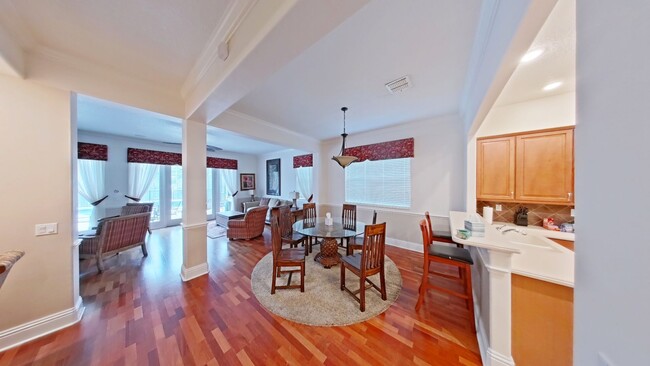 Foto del edificio - Elegant 5-Bedroom, 4.5-Bath Furnished Home...