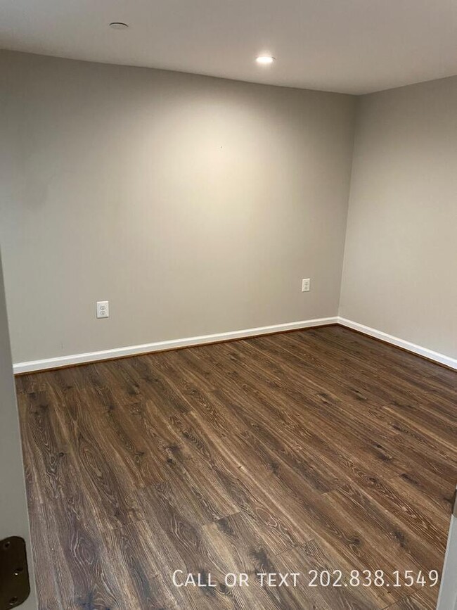 Building Photo - Spacious 2-Bedroom Basement Unit with Wash...