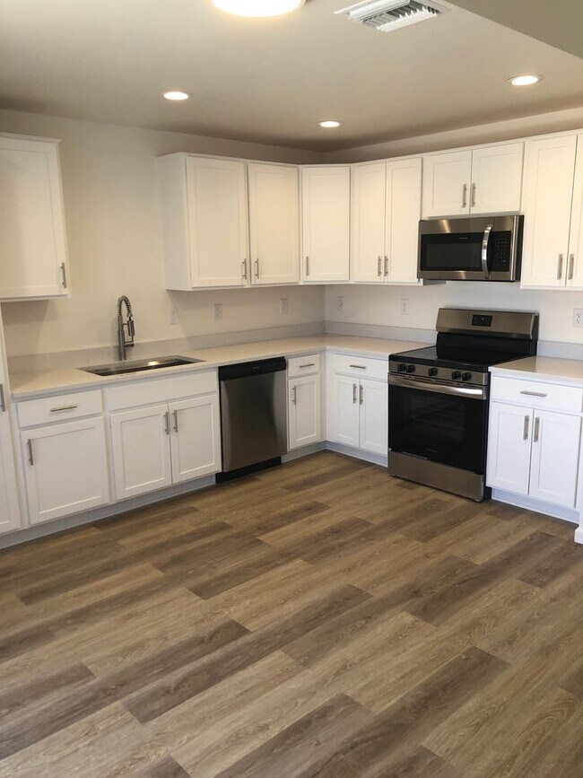 Building Photo - 2405 S Clovis Place-