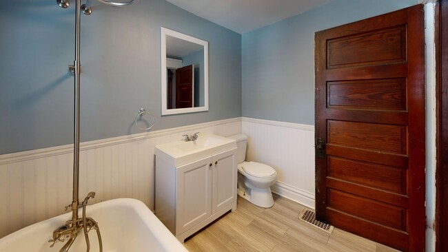 Building Photo - 127 Shepard St