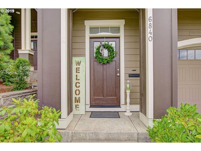 Building Photo - Fantastic Bethany 4 bed 2.5 Bath Townhome ...