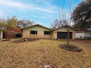 Building Photo - 509 Robinhood Dr