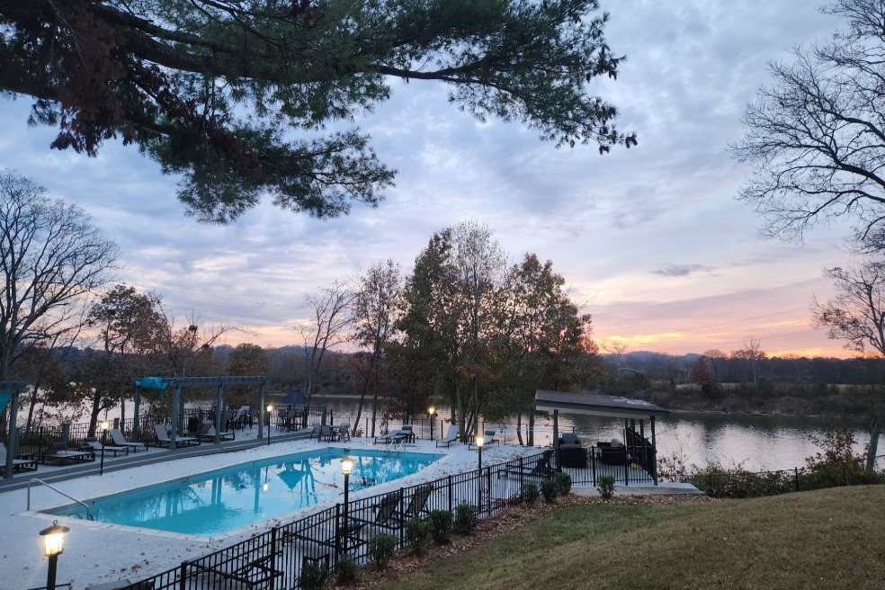 Vista a la piscina/al río - River West Apartments