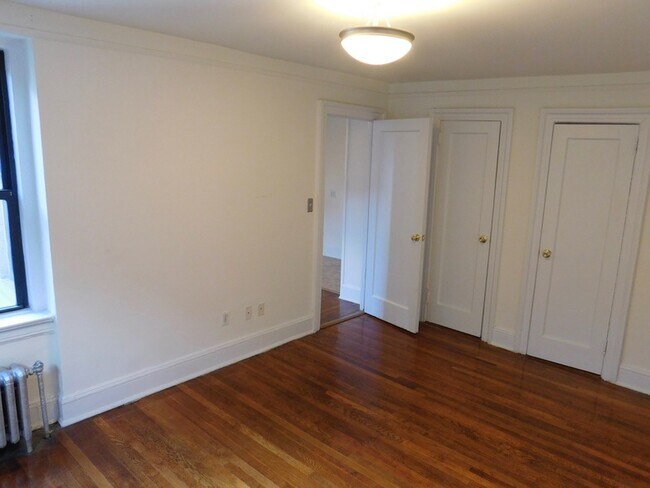 Building Photo - 32-15-32-35 35th St